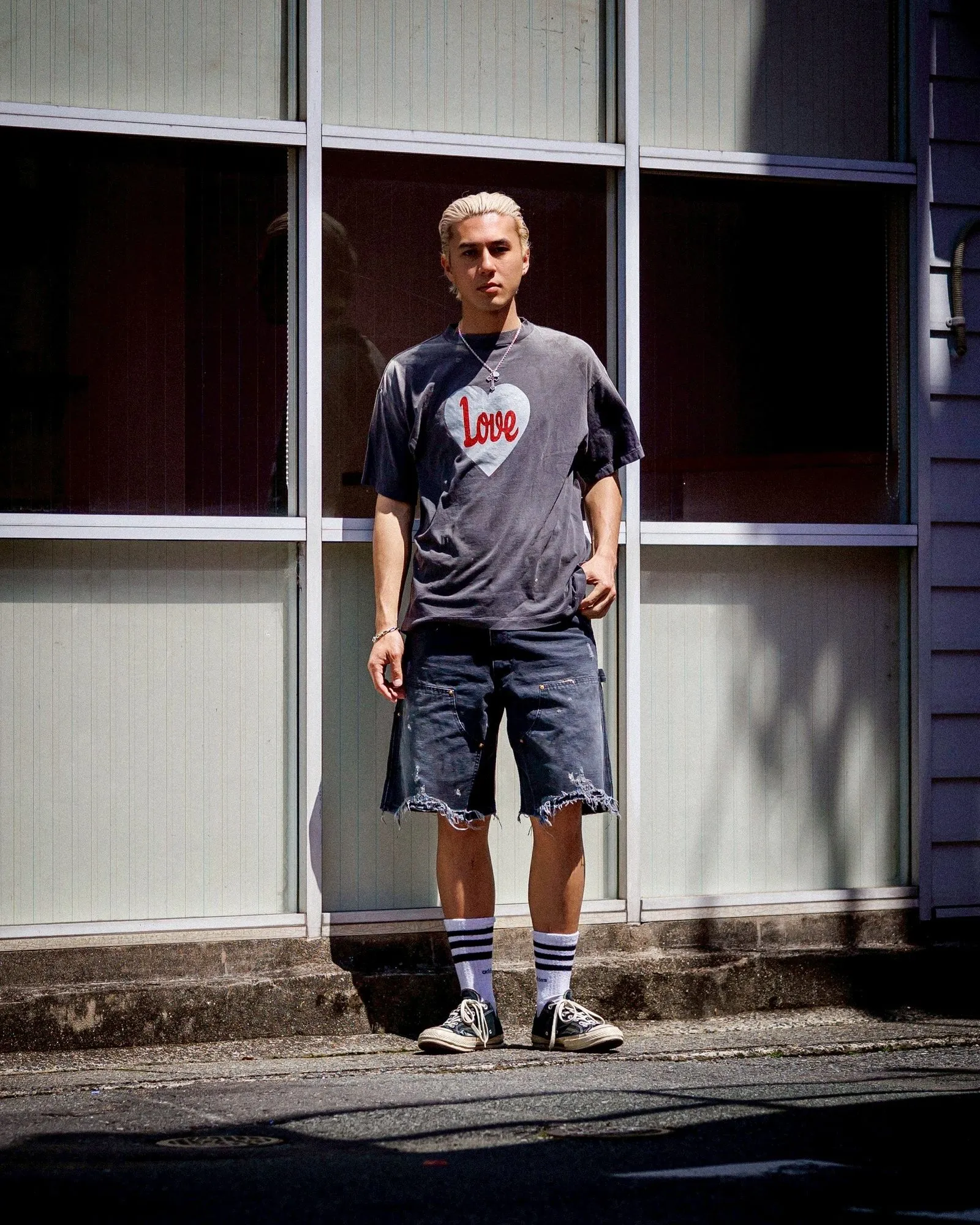 SAINT Mxxxxxx DOUBLE KNEE SHORTS/BLK Knee patches splashed with ink, washed and damaged denim shorts. Washed black S-XL. Custom woven and dyed denim denim with clear texture. Rewashed and faded to create local mottled fading/hole effects. Artificial distressing to simulate natural traces of wear. Original consistent damage treatment. Hand splashed ink and paint. Original consistent wash mark/pocket mark. Double knee patch. Rivet reinforcement. Improve functionality and enhance design.